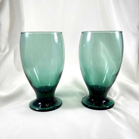 Set of 2 Vintage emerald green water goblets.Vintage emerald green water glasses - Picture 1 of 5